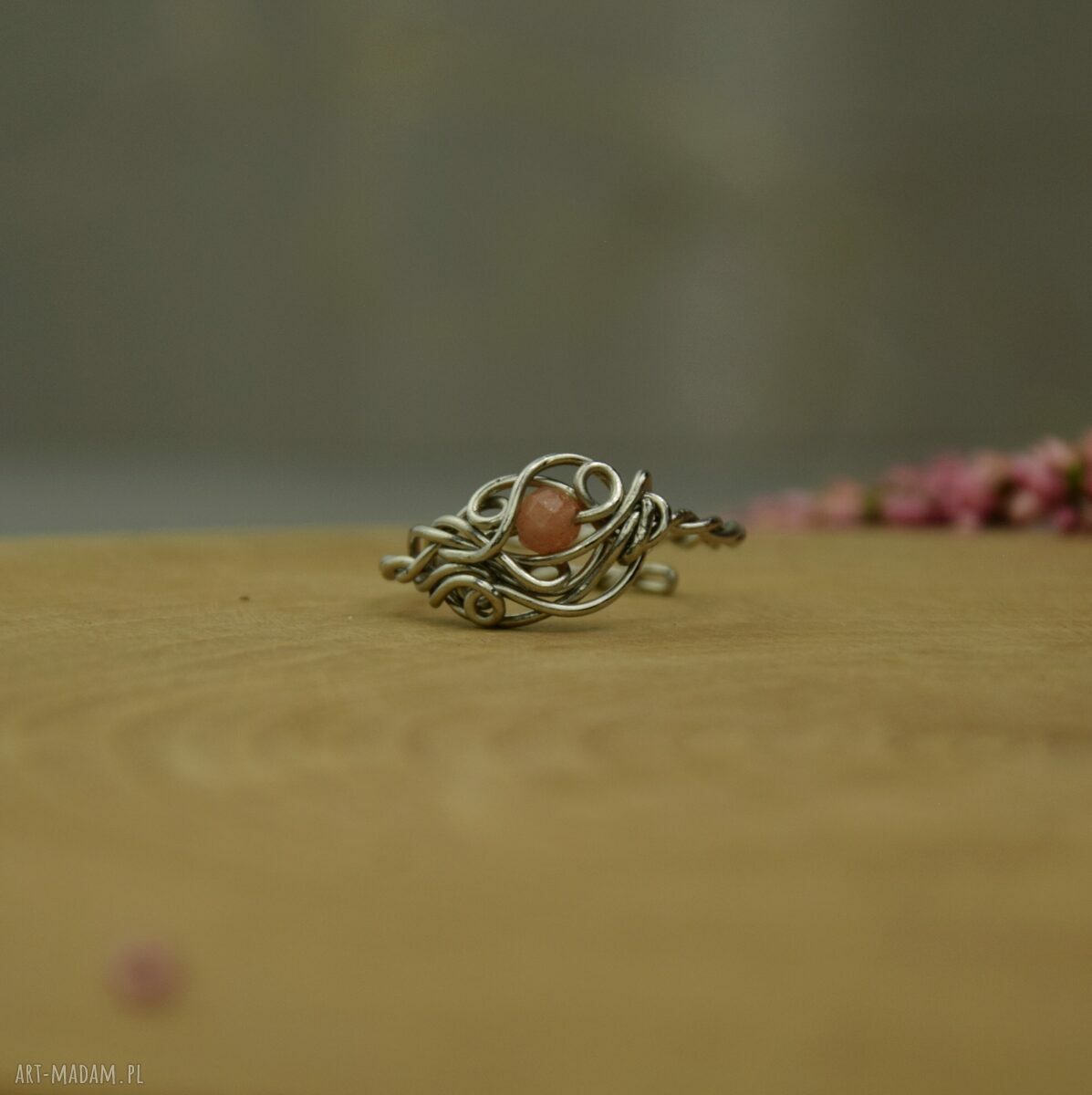 Regulowany pierścionek z kamieniem słonecznym w technice wire wrapping