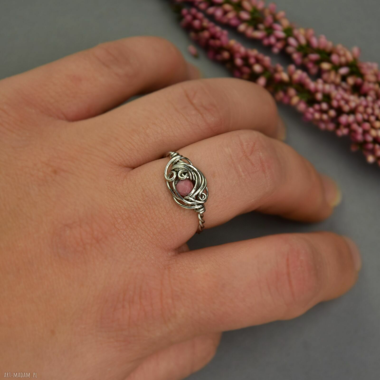 Pierścionek regulowany różowy rodonit - wire wrapping ze stali chirurgicznej