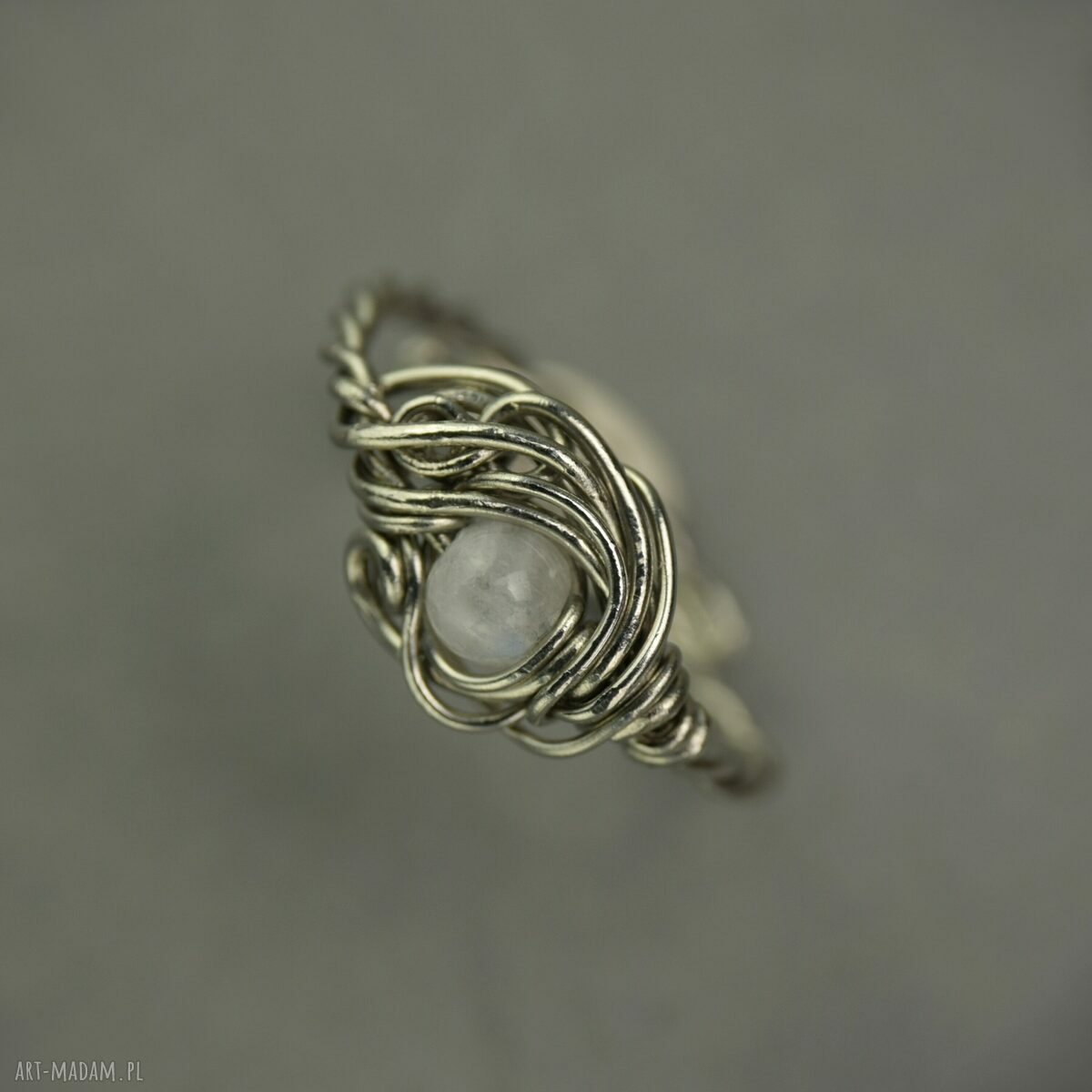Regulowany pierścionek z kamieniem księżycowym - wire wrapping ze stali chirurgicznej