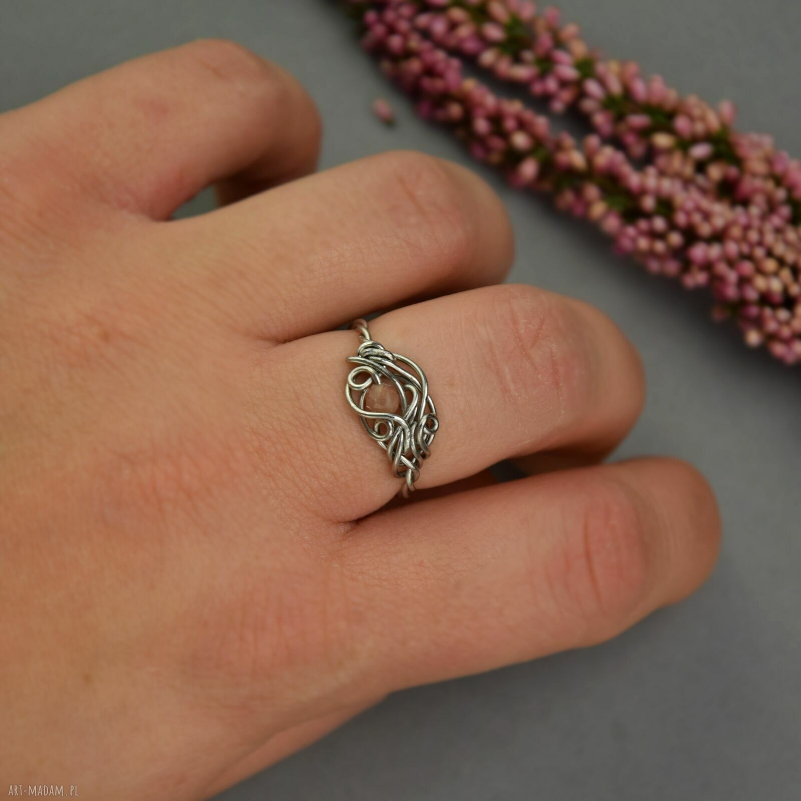 Regulowany pierścionek z kamieniem słonecznym w technice wire wrapping
