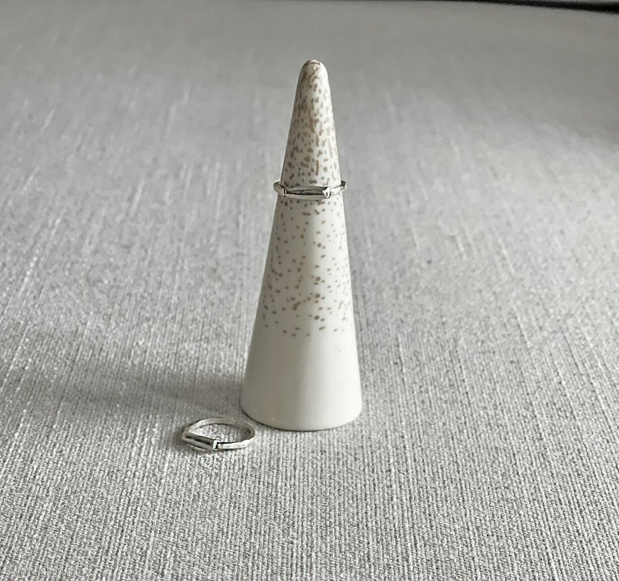 Pierścionek srebrny 925 Bijoux by Marzena Bylicka - minimalistyczny z fakturowaną obręczą