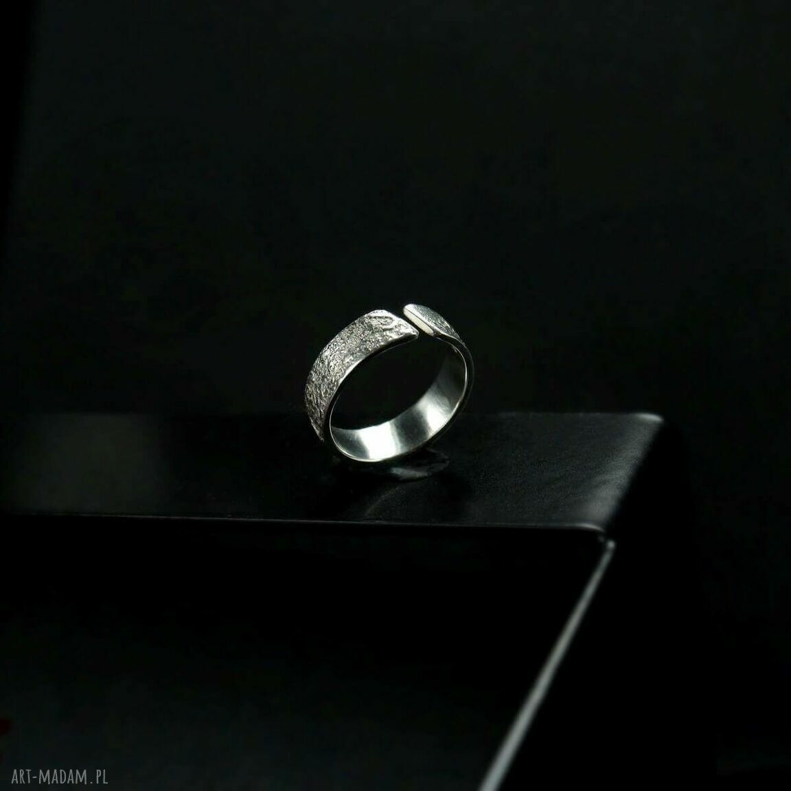 Pierścionek srebrny Moon Surface 6 mm otwarty wzór księżyca (Bellamente)