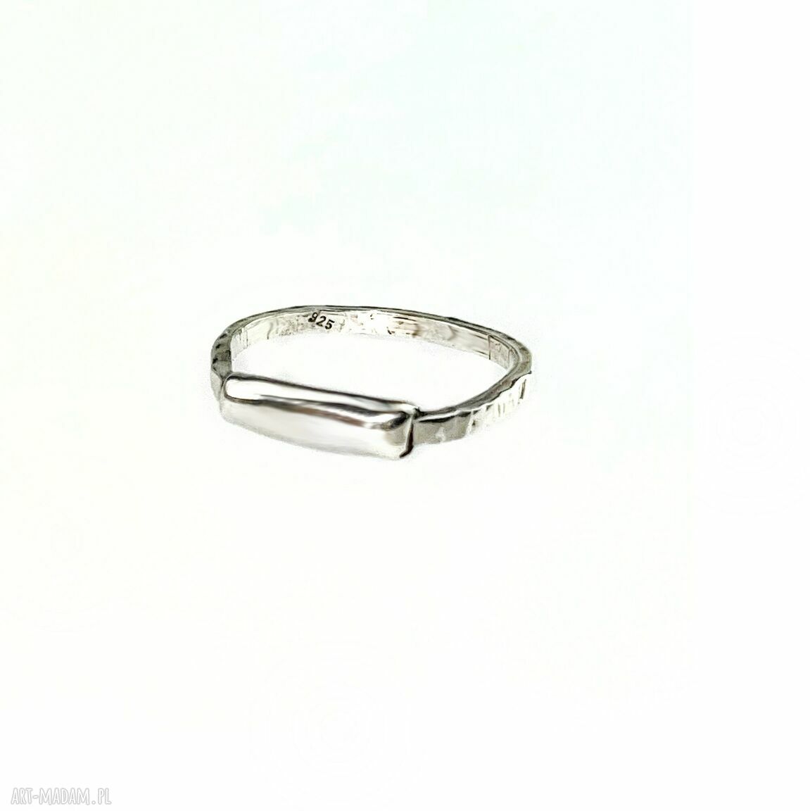 Pierścionek srebrny 925 Bijoux by Marzena Bylicka - minimalistyczny z fakturowaną obręczą