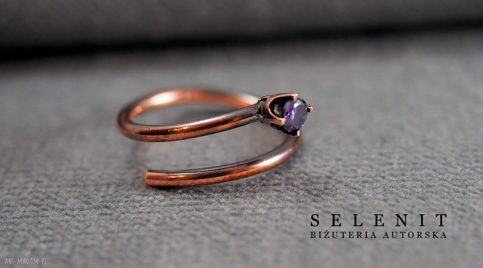 Fioletowa cyrkonia w miedzianej oprawie - pierścionek wire wrapping