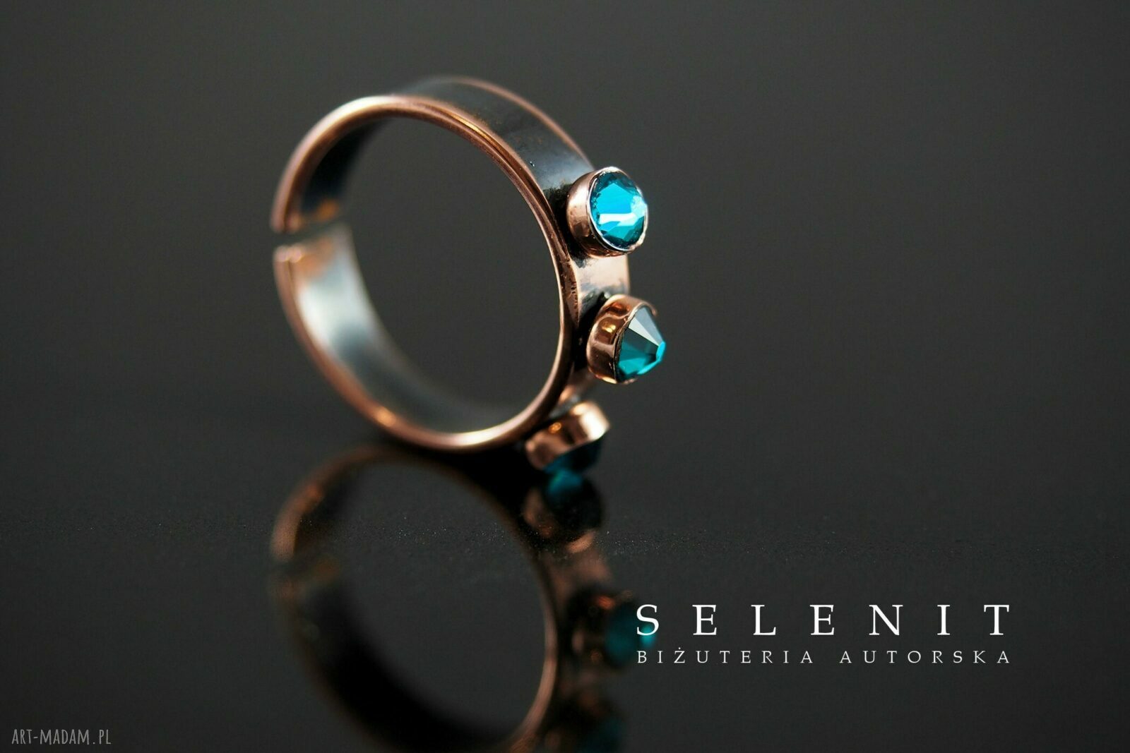 Pierścionek z kryształami Swarovski z miedzi - metaloplastyka w kolorze emerald