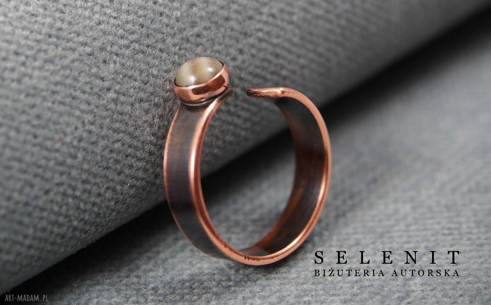 Pierścionek z krzemieniem pasiastym w miedzianej oprawie - wire wrapping
