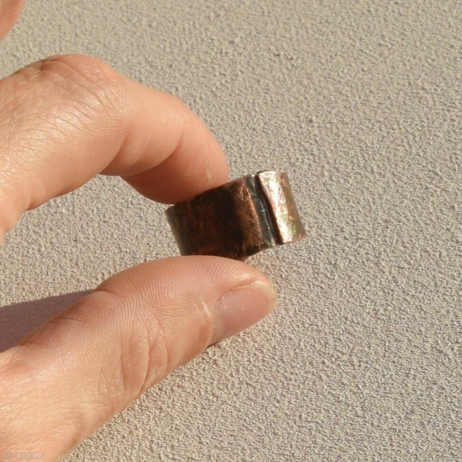 Pierścionek z kutej oksydowanej miedzi (19 mm) - unikat handmade