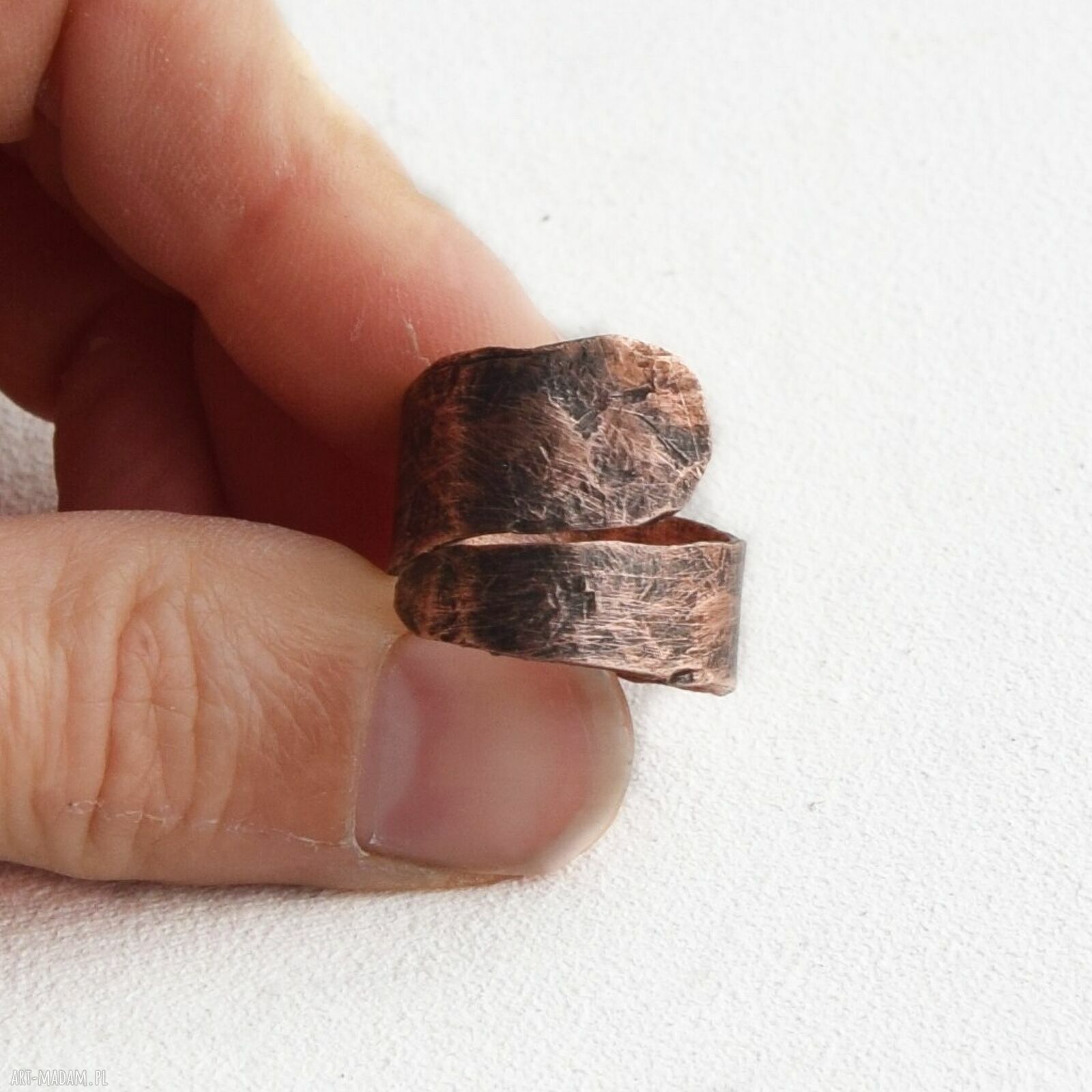 Surowy pierścionek z kutej oksydowanej miedzi - gotycki i boho