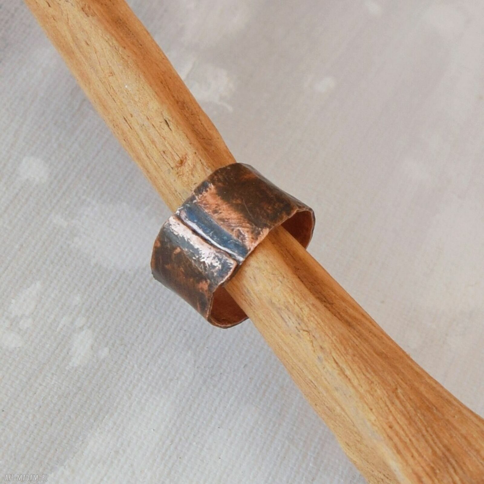 Pierścionek z kutej oksydowanej miedzi (19 mm) - unikat handmade
