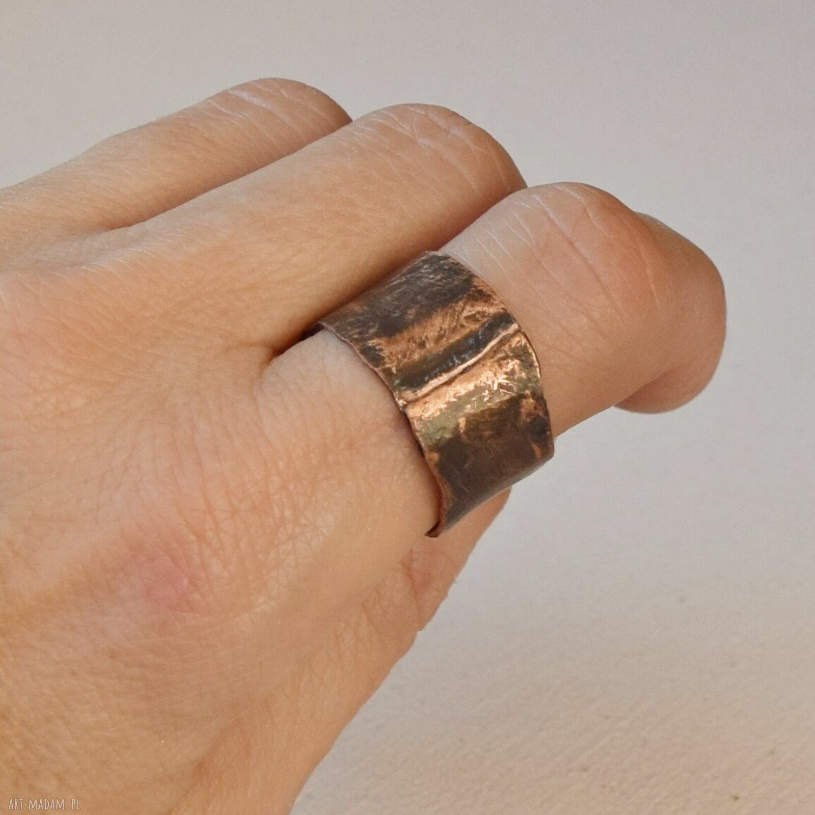 Pierścionek z kutej oksydowanej miedzi 19 mm - unikat handmade