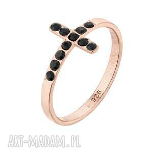 pierścionek z różowego złota z czarnym kryształowym krzyżem