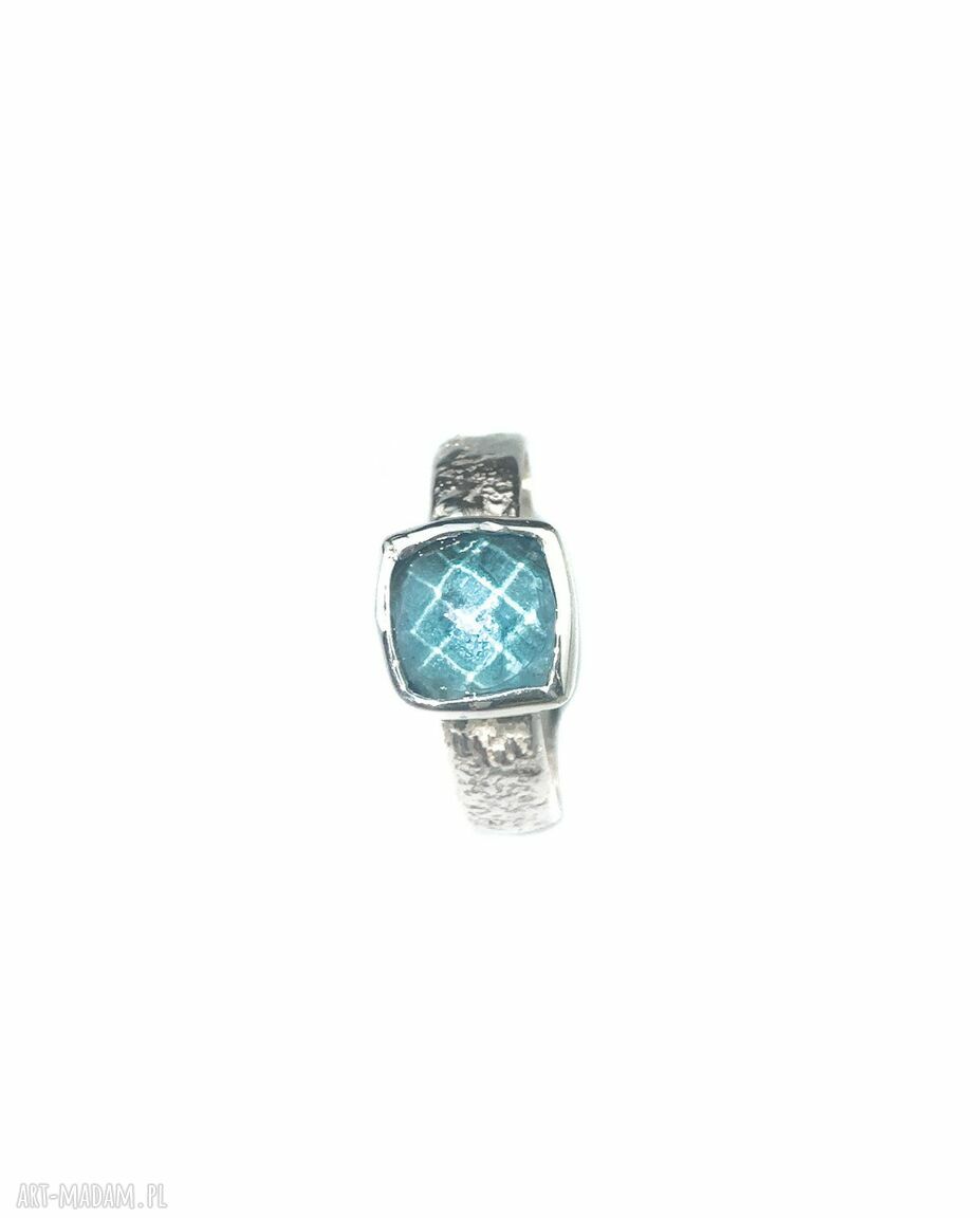 Niebieski topaz w srebrze 925 - ręcznie robiony pierścionek