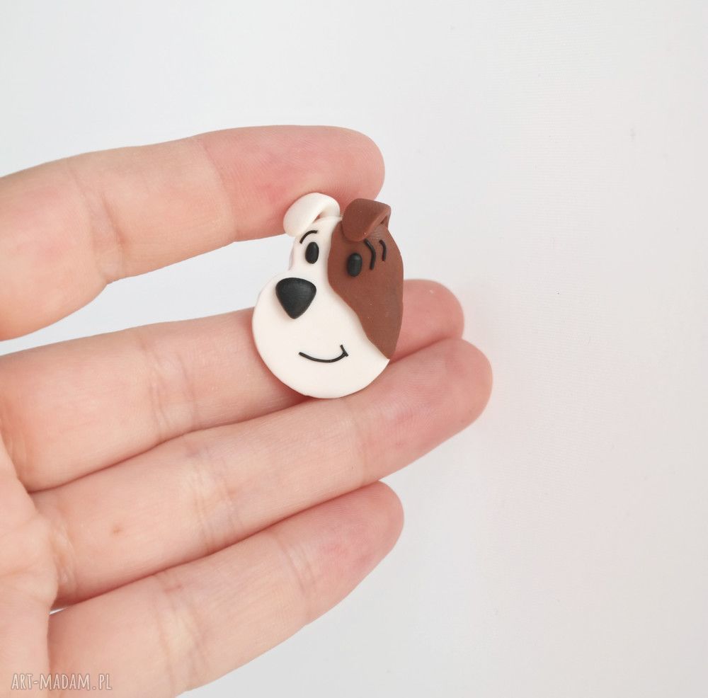 Broszka Reksio z modeliny Fimo ręcznie ulepiona biżuteria