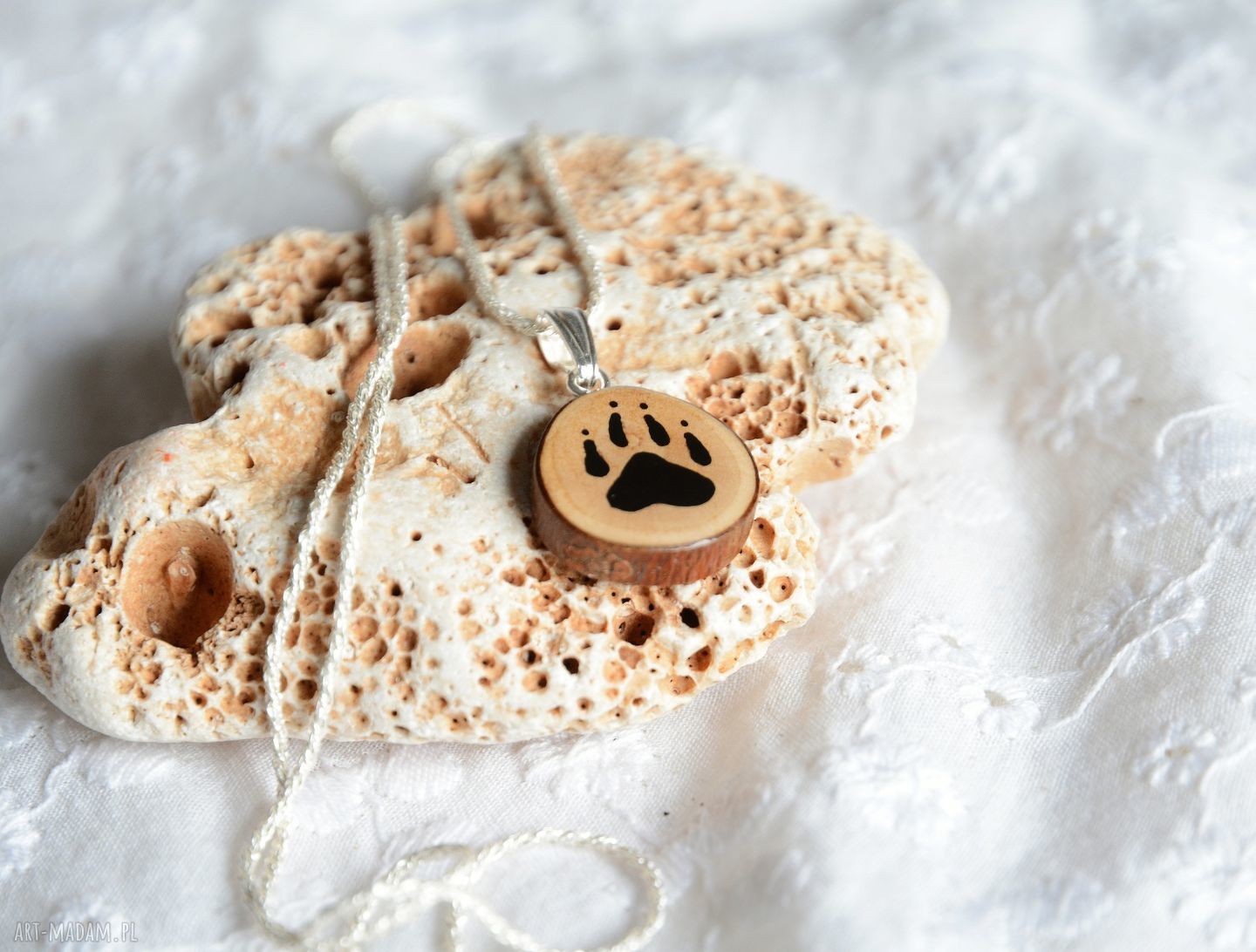 Wisiorek z drewna z psią łapką Handmade
