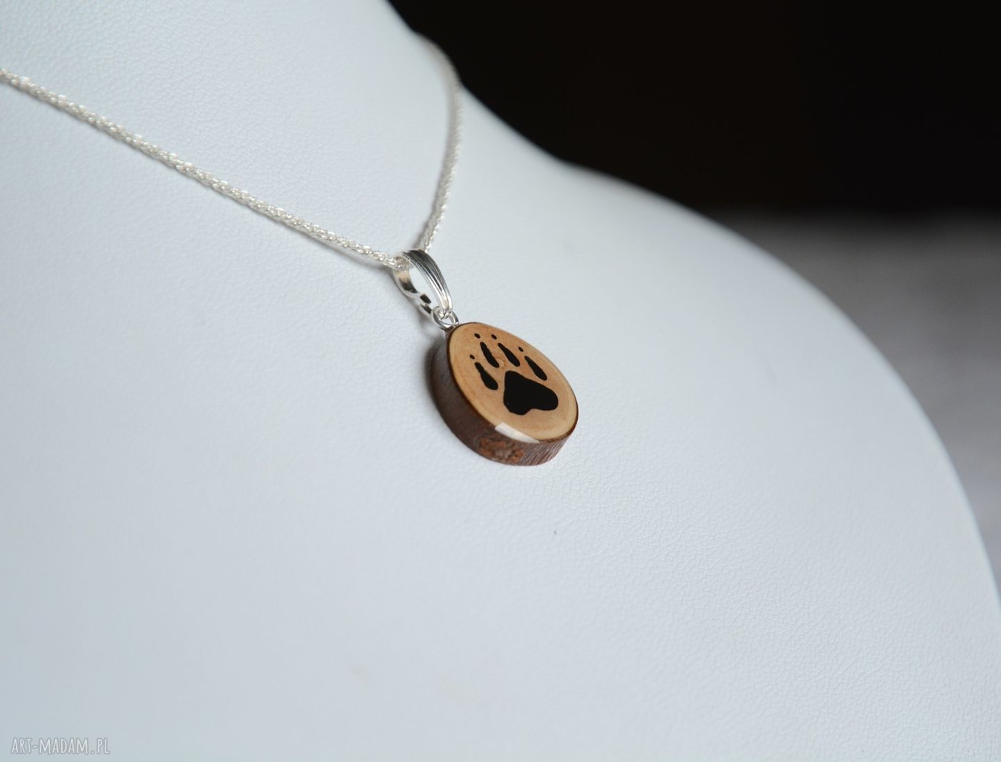 Wisiorek z drewna z psią łapką Handmade