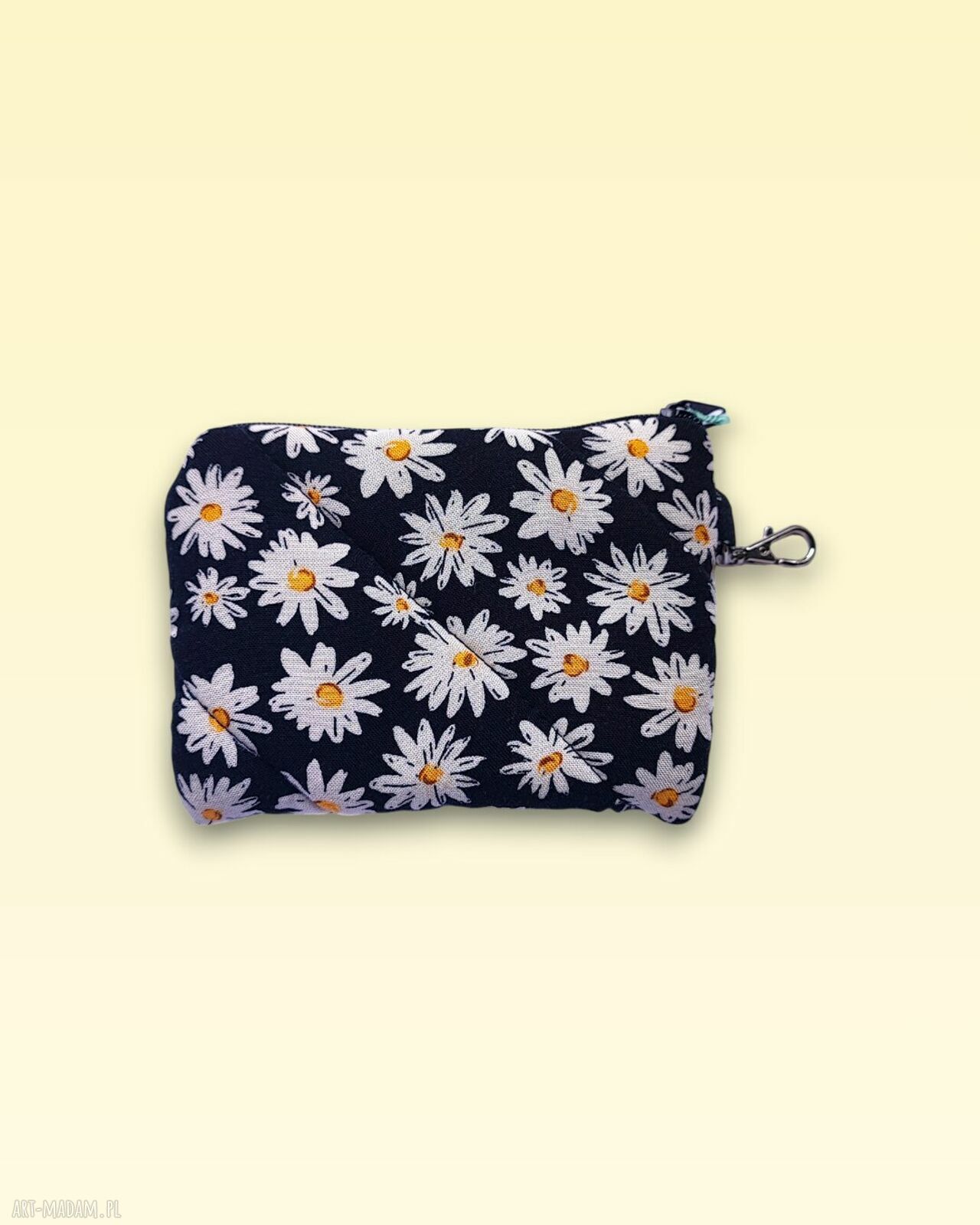 Pikowany czarny portfelik w stokrotki - etui na karty