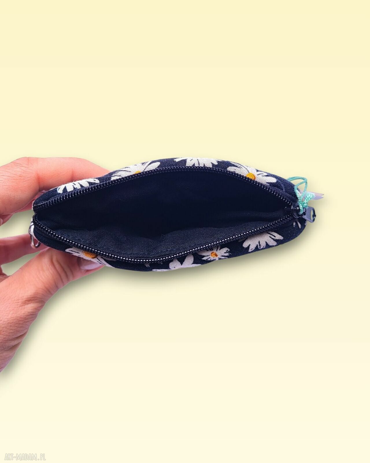 Pikowany czarny portfelik w stokrotki - etui na karty