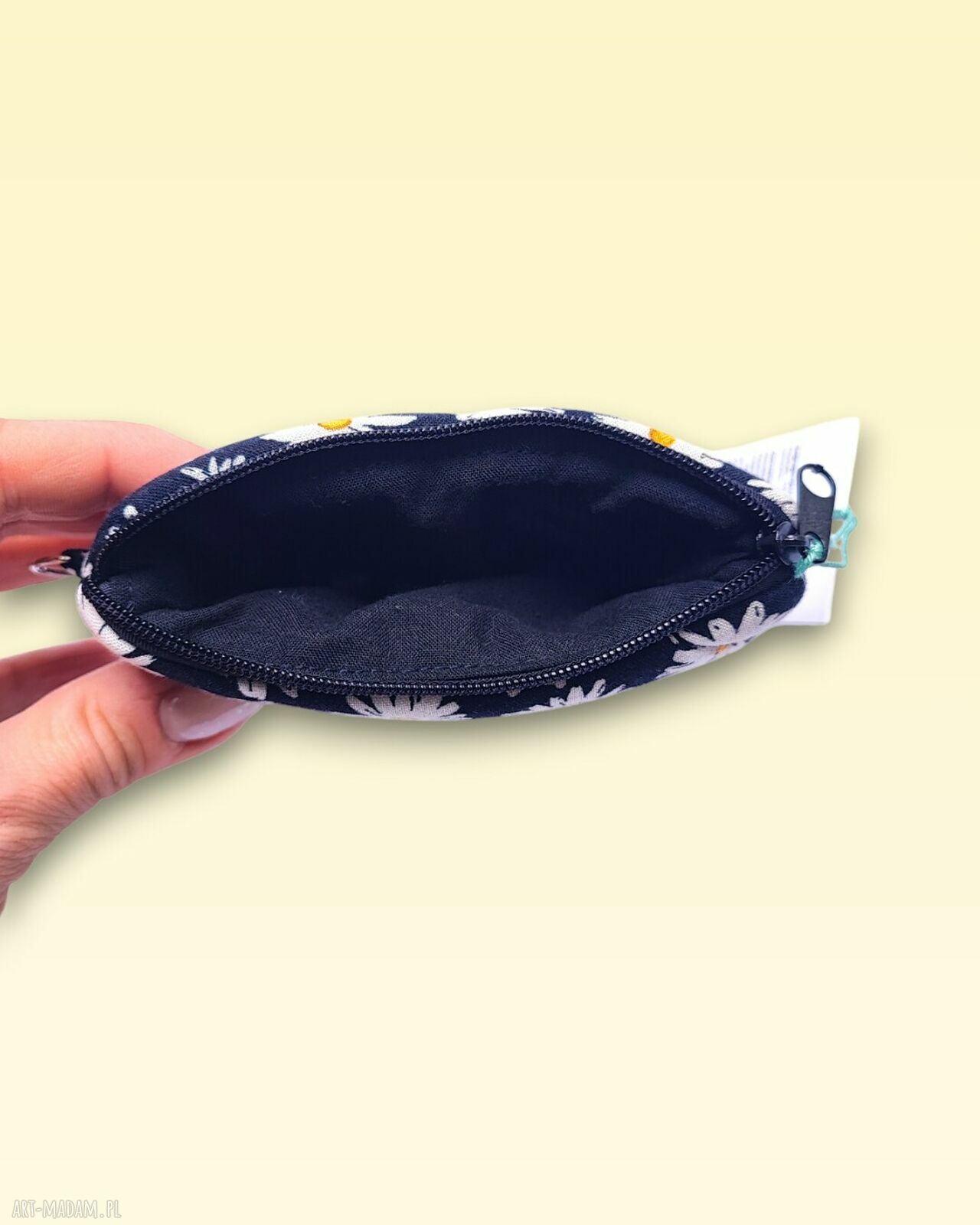 Pikowany czarny portfelik w stokrotki - etui na karty