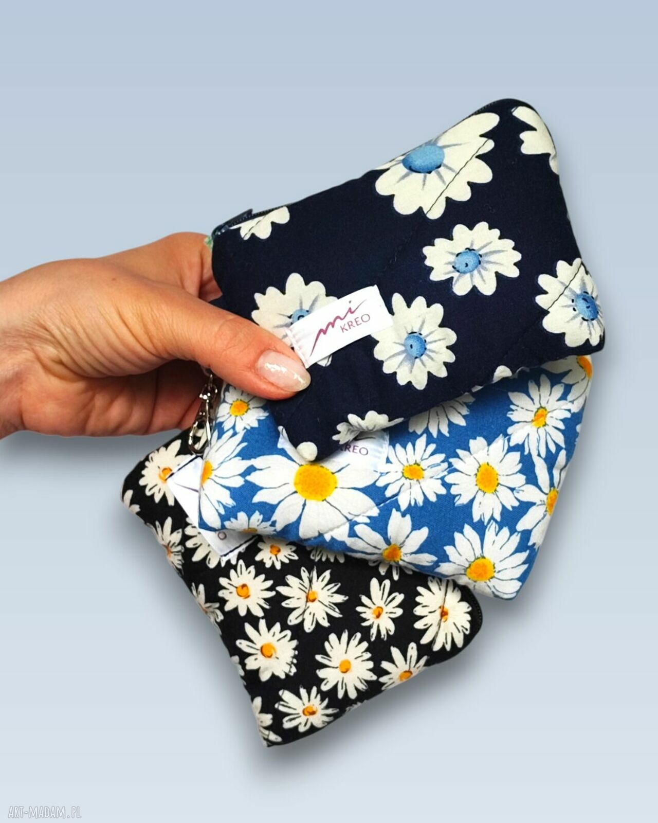 Pikowany czarny portfelik w stokrotki - etui na karty