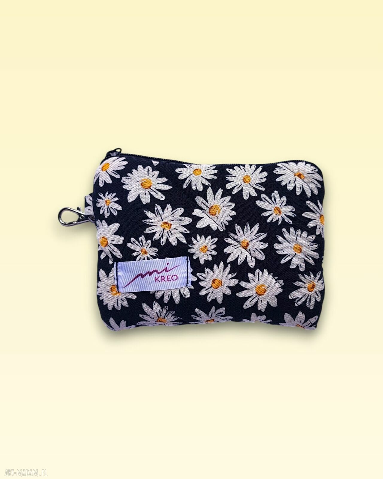 Pikowany czarny portfelik w stokrotki - etui na karty