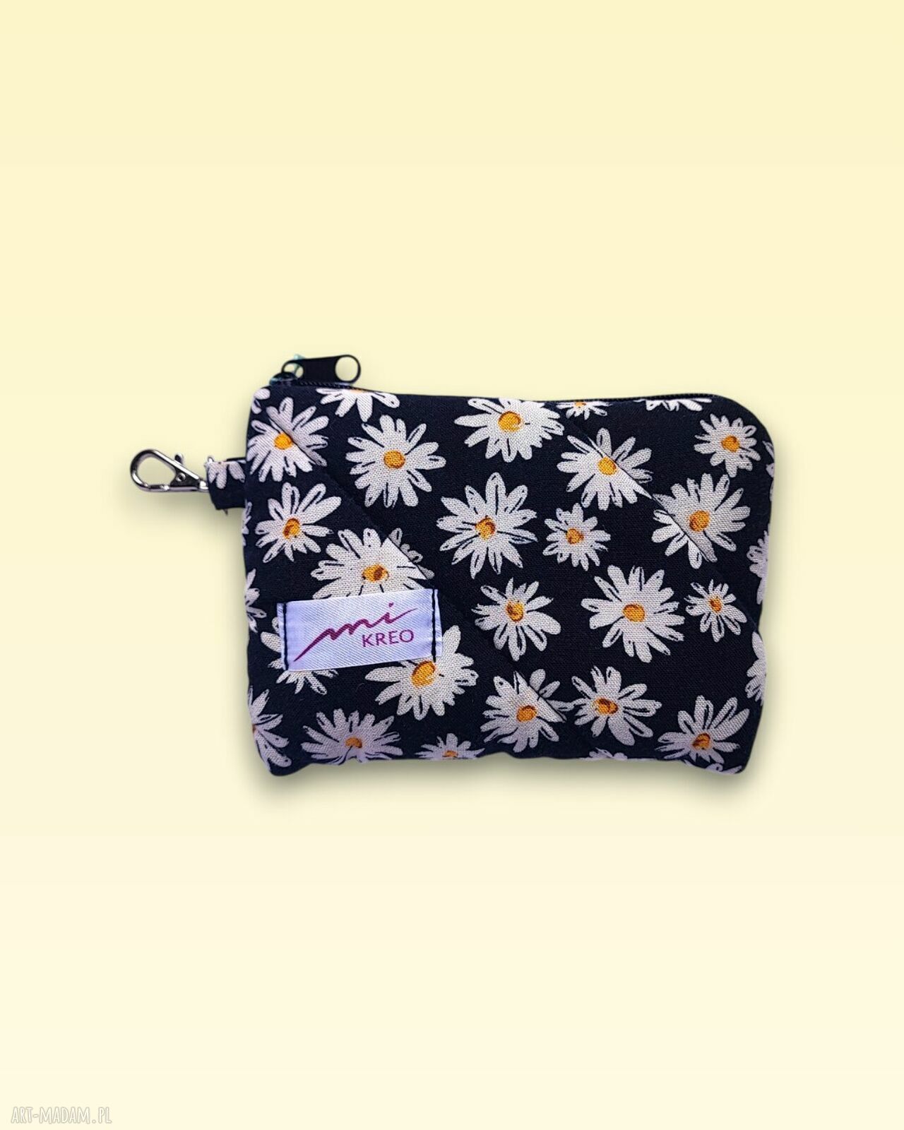 Pikowany czarny portfelik w stokrotki - etui na karty