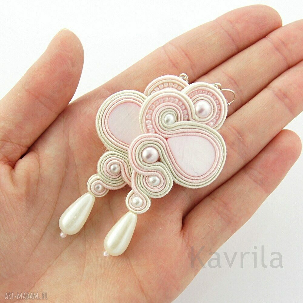 Pink light soutache kolczyki wykonane techniką ręcznego haftu