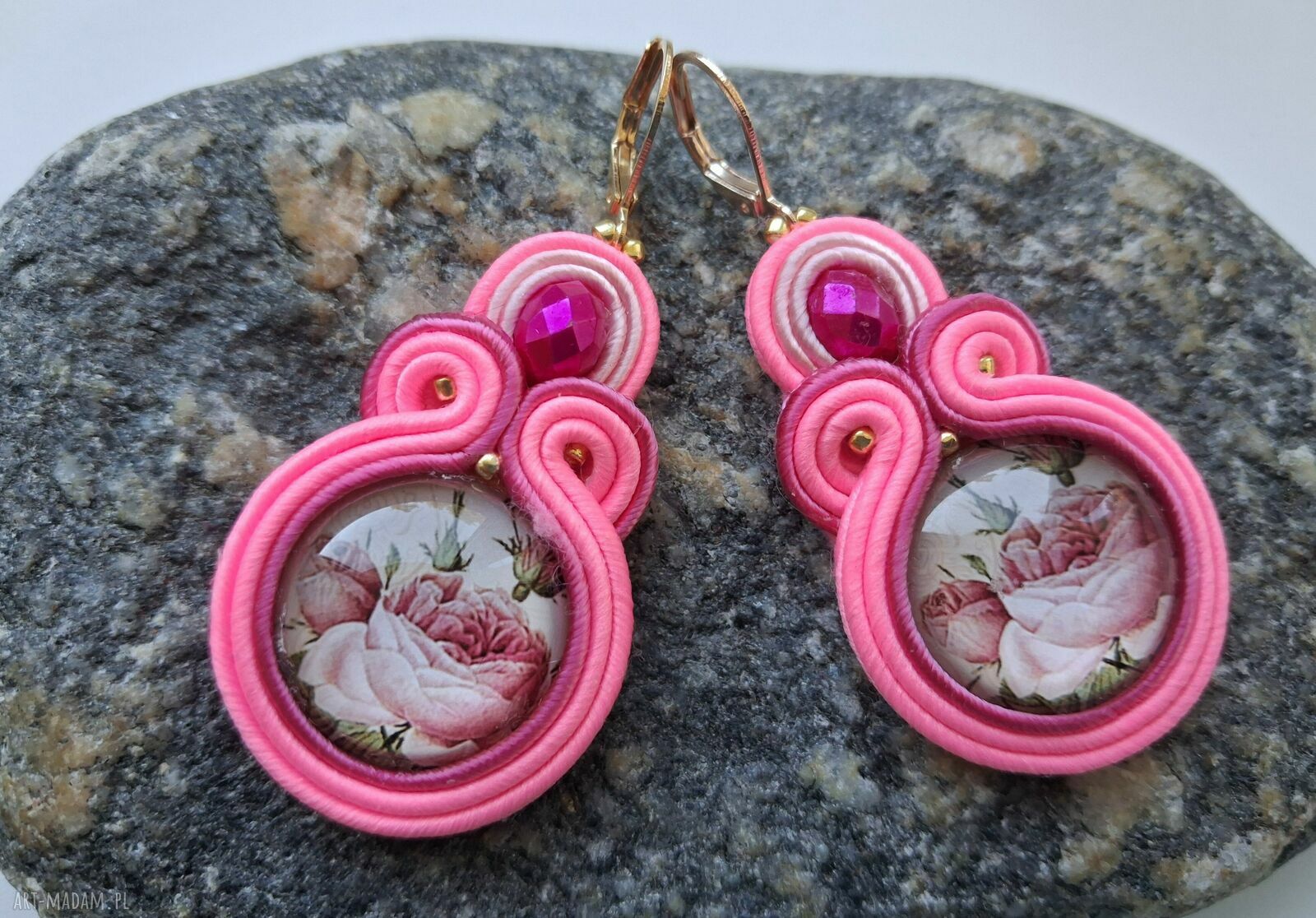 Pink Rose - ręcznie haftowane kolczyki sutaszowe z różą
