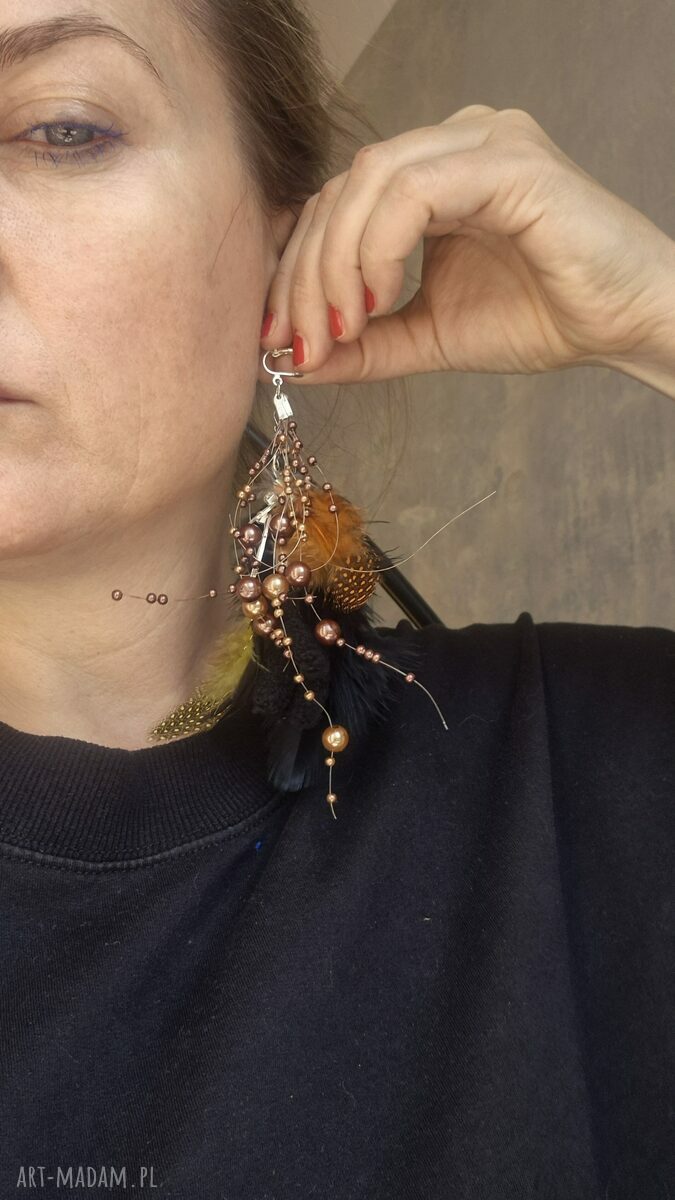 Kolorowe klipsy boho z piórami, pomponami i koralikami - leciutkie i wyraziste