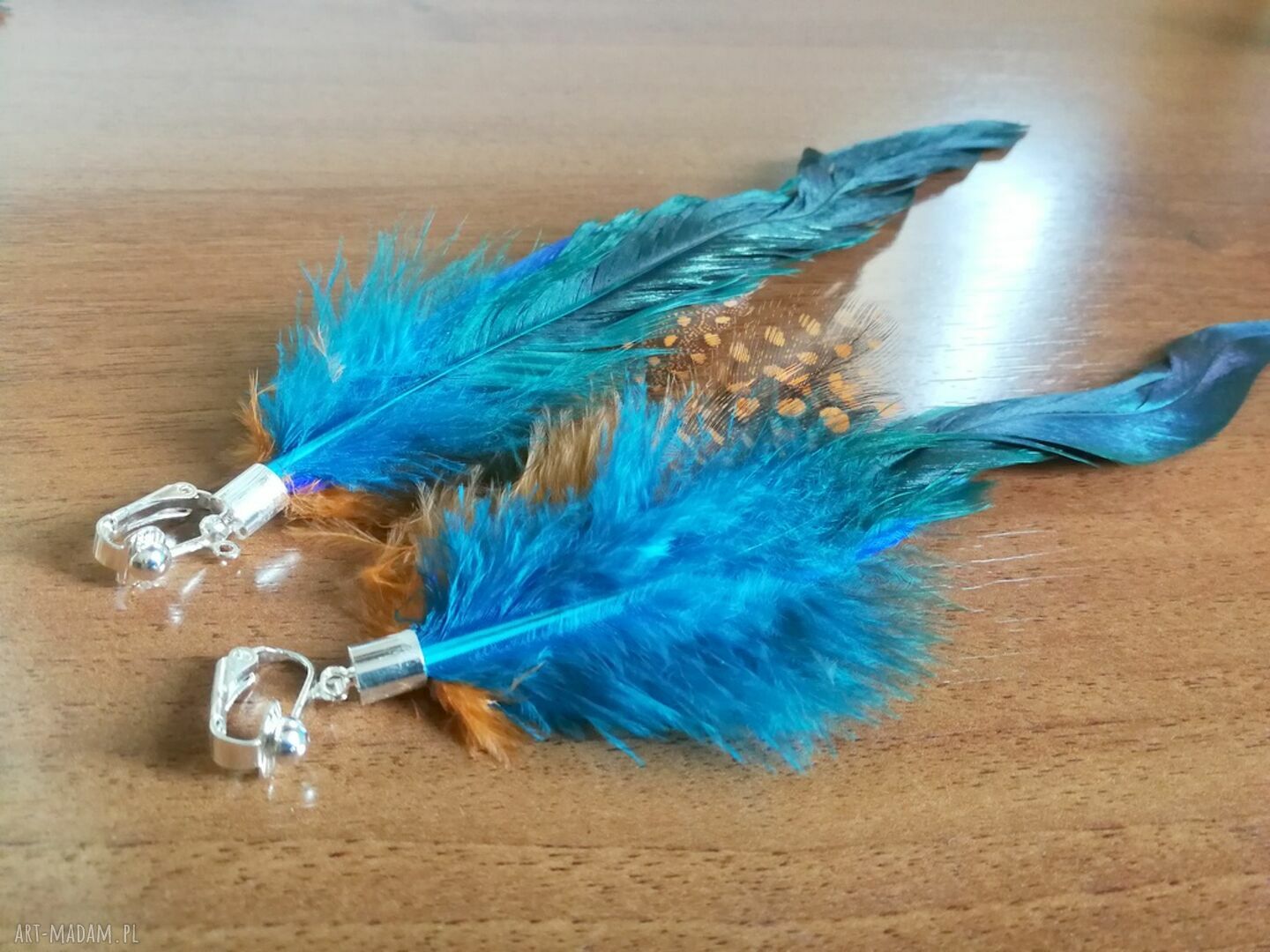 Klipsy pióra damskie - lekkie, boho i w kolorach nieba
