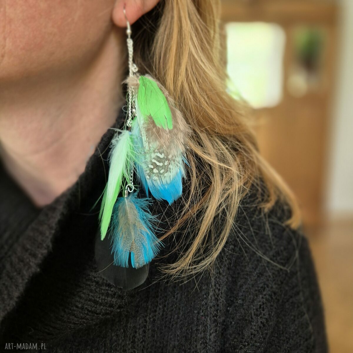 Leciutkie kolczyki z piórami w zieleni - styl boho