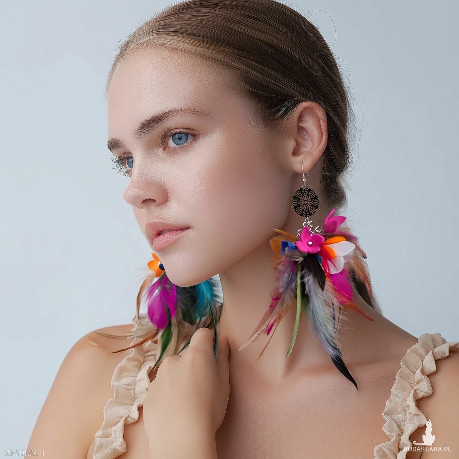 Kolorowe kolczyki z piórami i kwiatami - lekkie rękodzieło boho