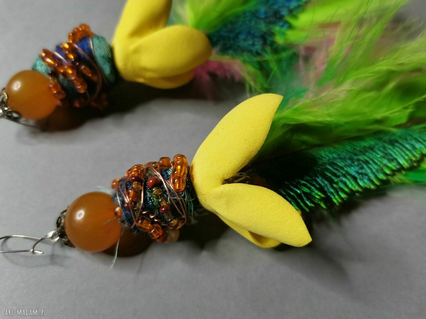 Duże kolczyki pióra i kwiaty w stylu boho - lekkie, efektowne i unikatowe