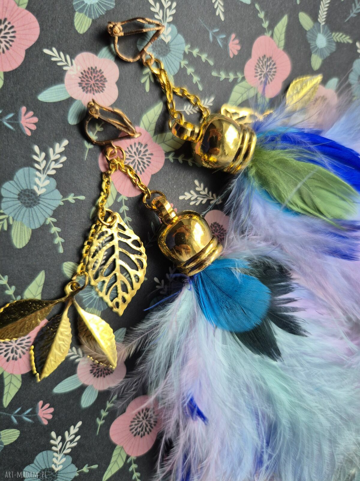 Klipsy pióra kolorowe - lekkie, wyraziste klipsy boho na specjalne okazje