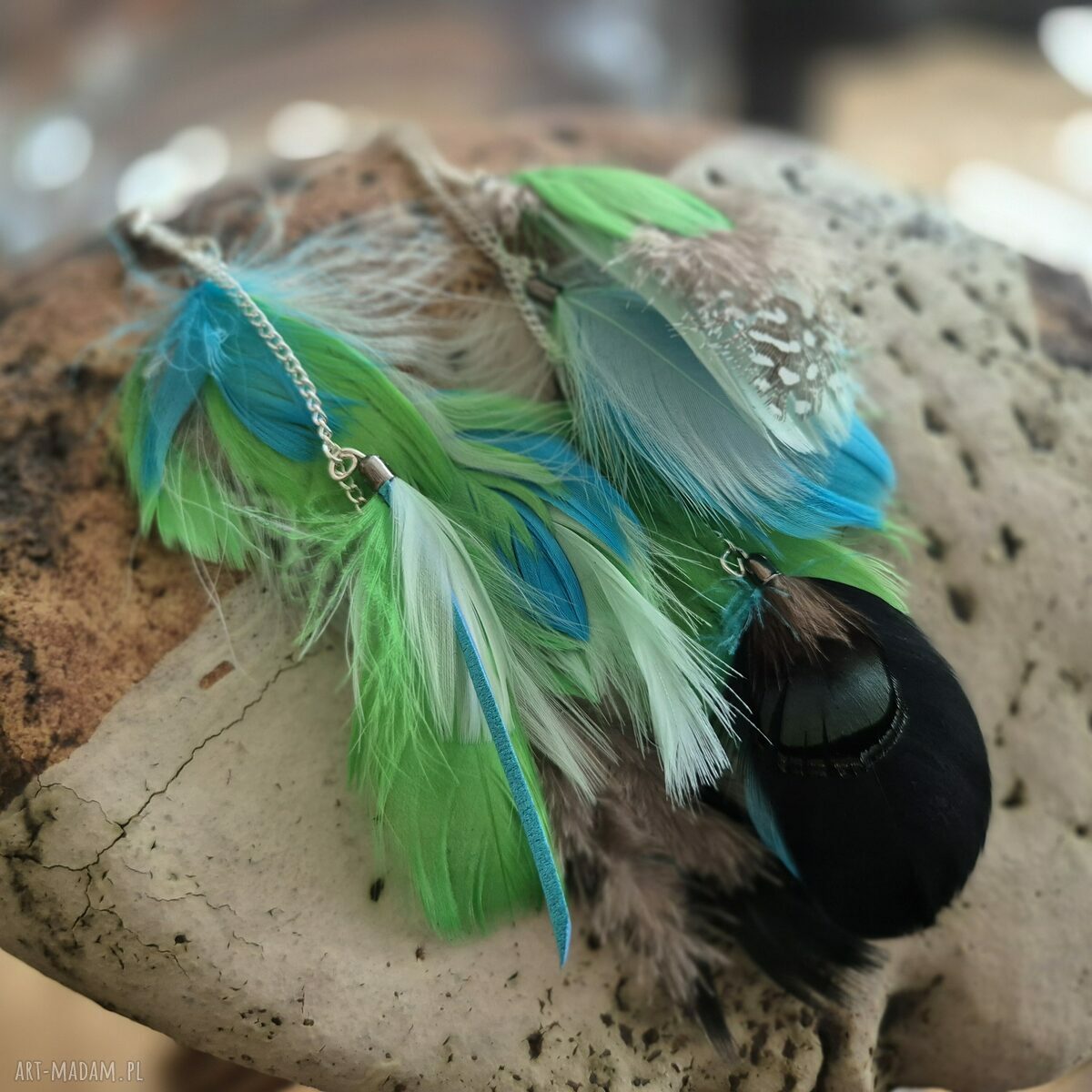 Leciutkie kolczyki z piórami w zieleni - styl boho