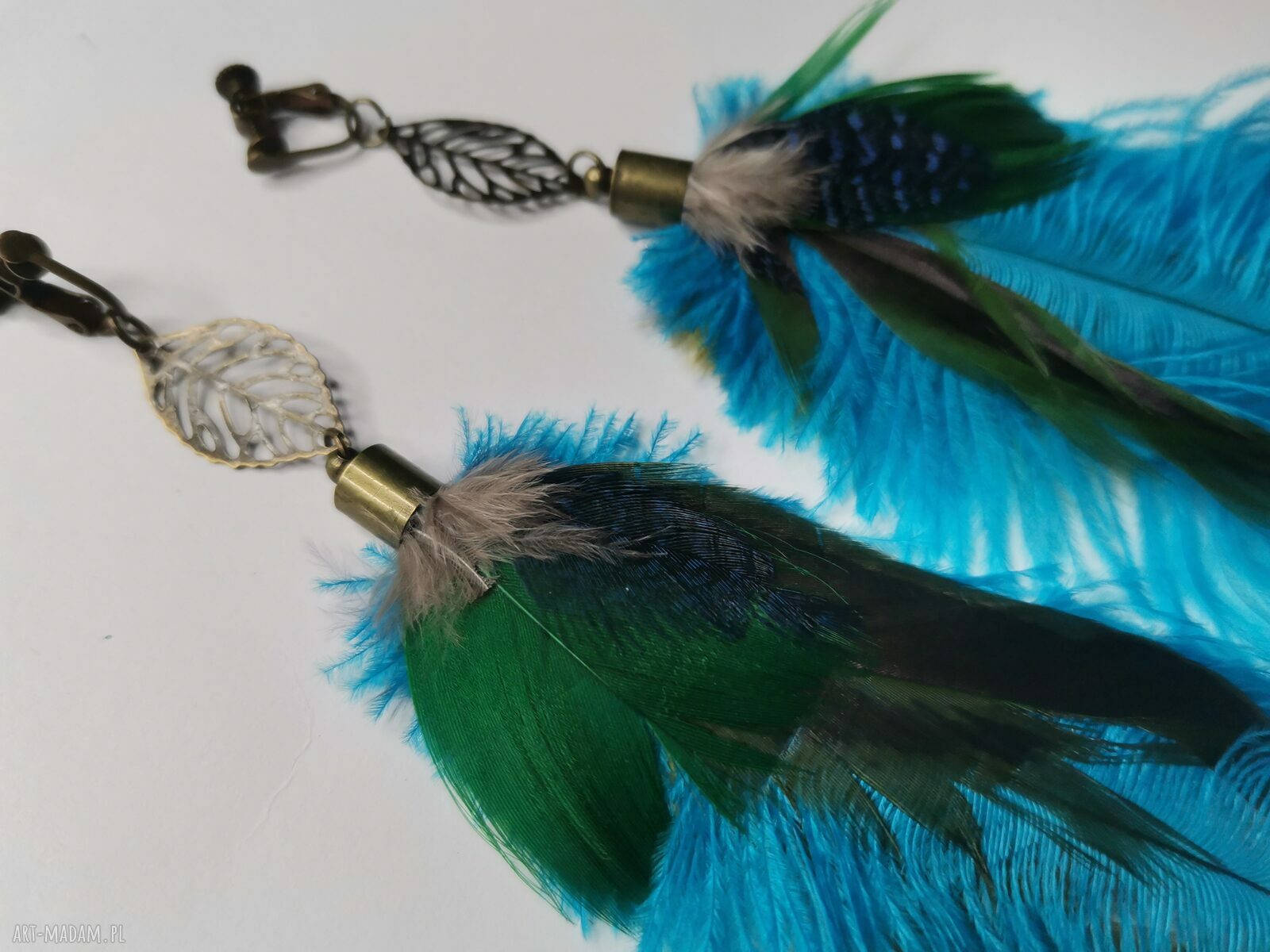 Lekkie klipsy z piórami w stylu boho etno