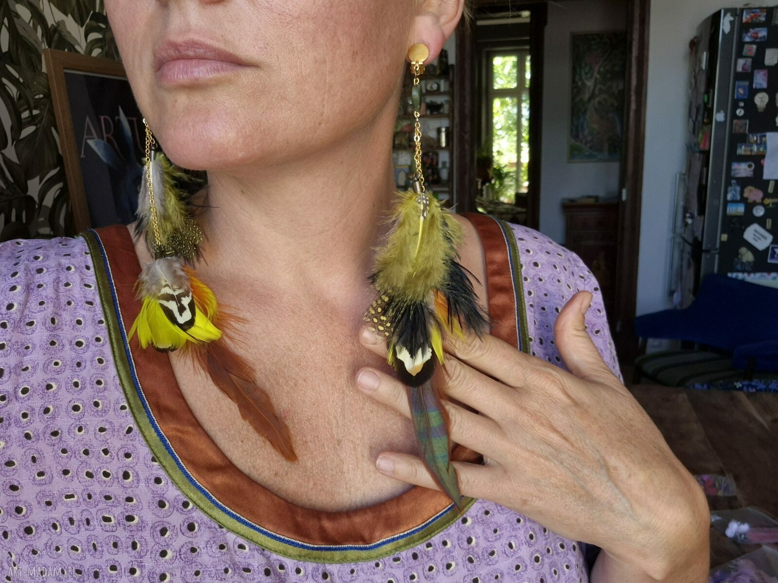 Lekkie klipsy z piórami w stylu folk - kolorowy dodatek, który robi wrażenie