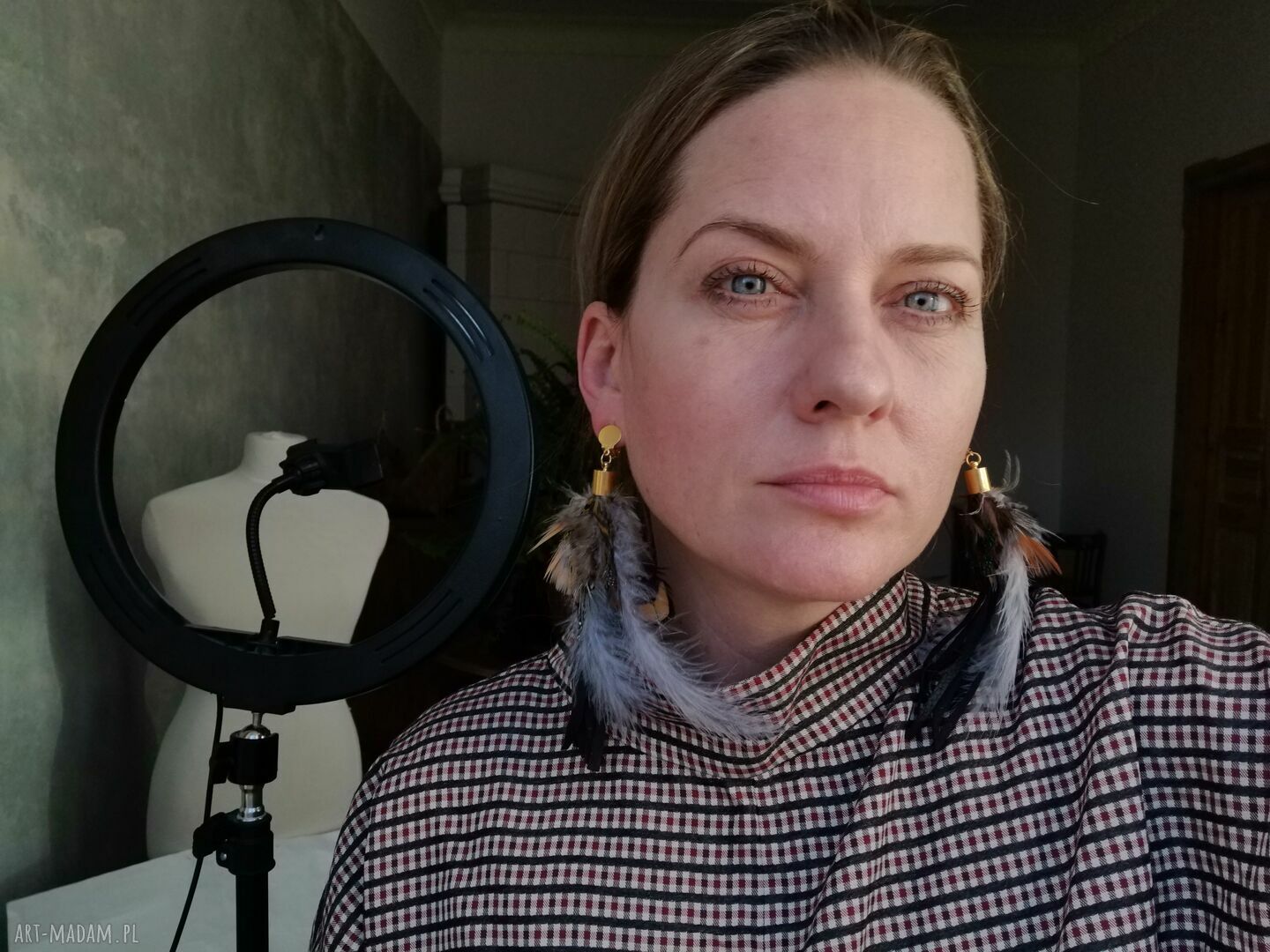 Klipsy pióra etno boho z kolorowymi frędzlami