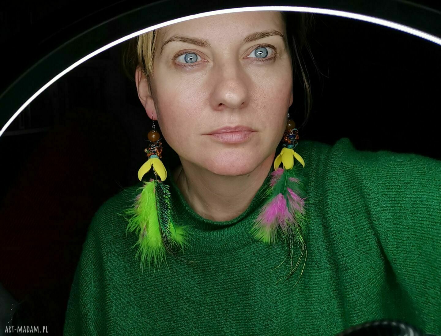 Duże kolczyki pióra i kwiaty w stylu boho - lekkie, efektowne i unikatowe