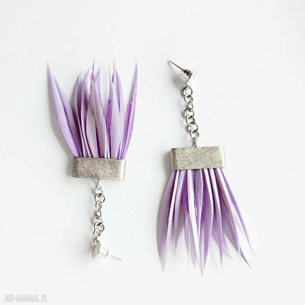 Kolczyki Piórko na sztyftach - zmatowiona alpaka i srebro 925 z naturalnie barwionymi piórami