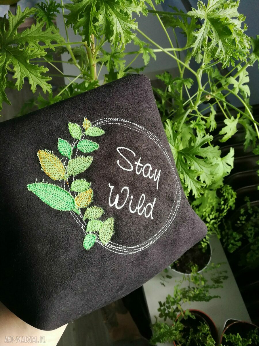 Zamszowa kosmetyczka Stay Wild czarny zamsz, zielona podszewka