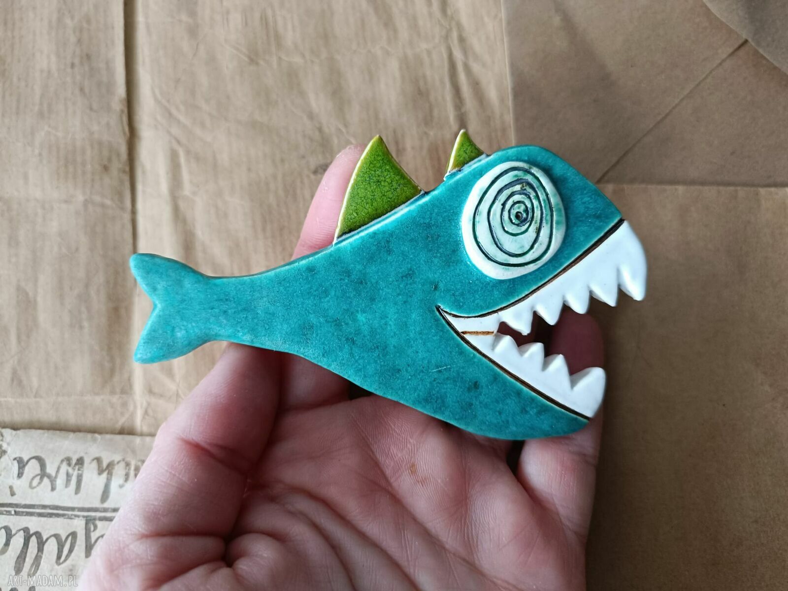 Pirania - ceramiczny magnes handmade do lodówki turkus i biel