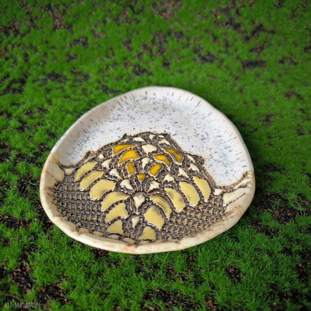 Pisanka XL ceramiczna z koronką - unikatowa ozdoba wielkanocna