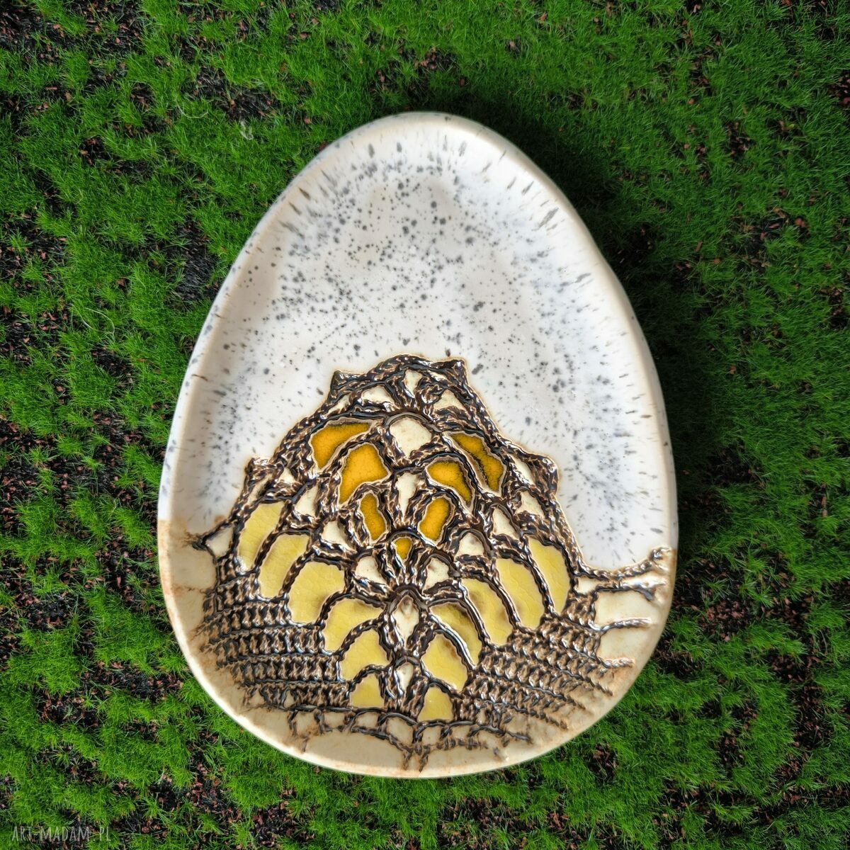 Pisanka XL ceramiczna z koronką - unikatowa ozdoba wielkanocna