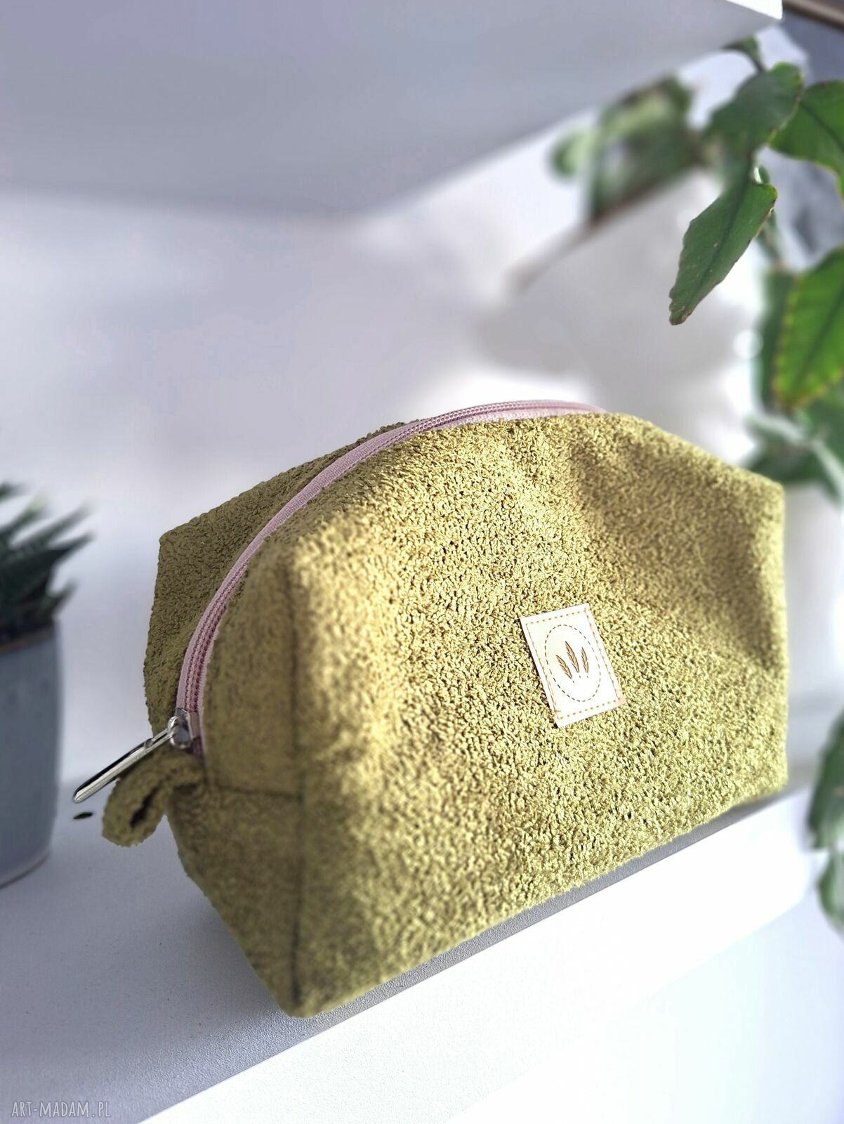 Pistacjowa kosmetyczka kuferek z tkaniny frotte - idealna na co dzień i w podróży