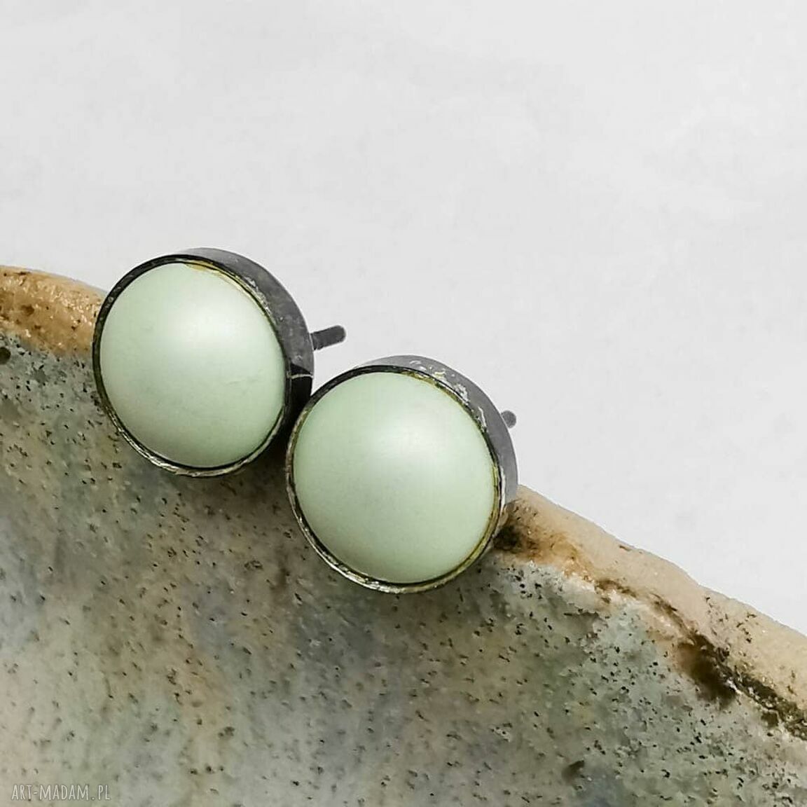 Pistacjowe sztyfty ze srebra 925 z perłą Swarovski - kolekcja Drobinki