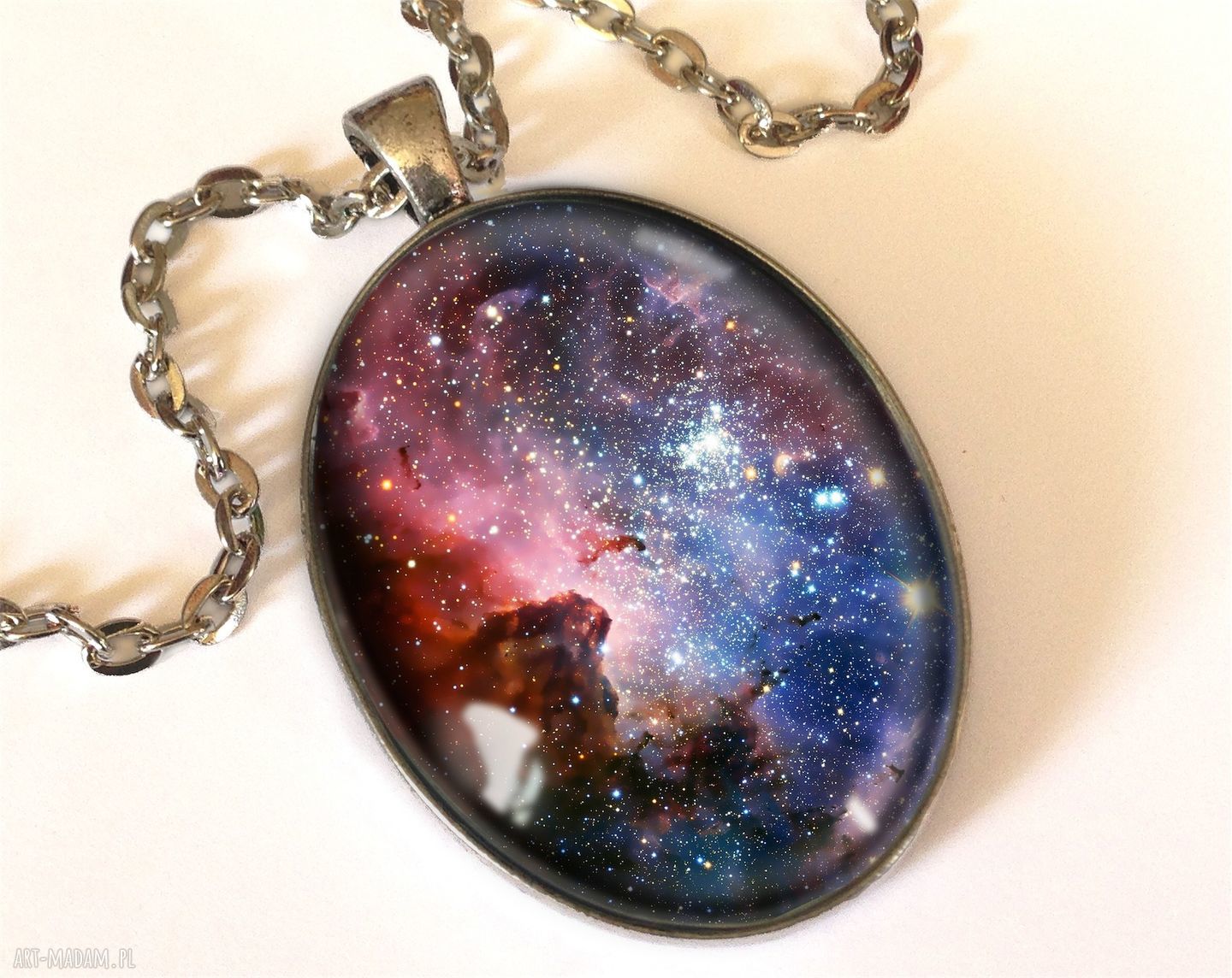 Karina nebula owalny medalion łańcuszkiem kosmos wszechświat