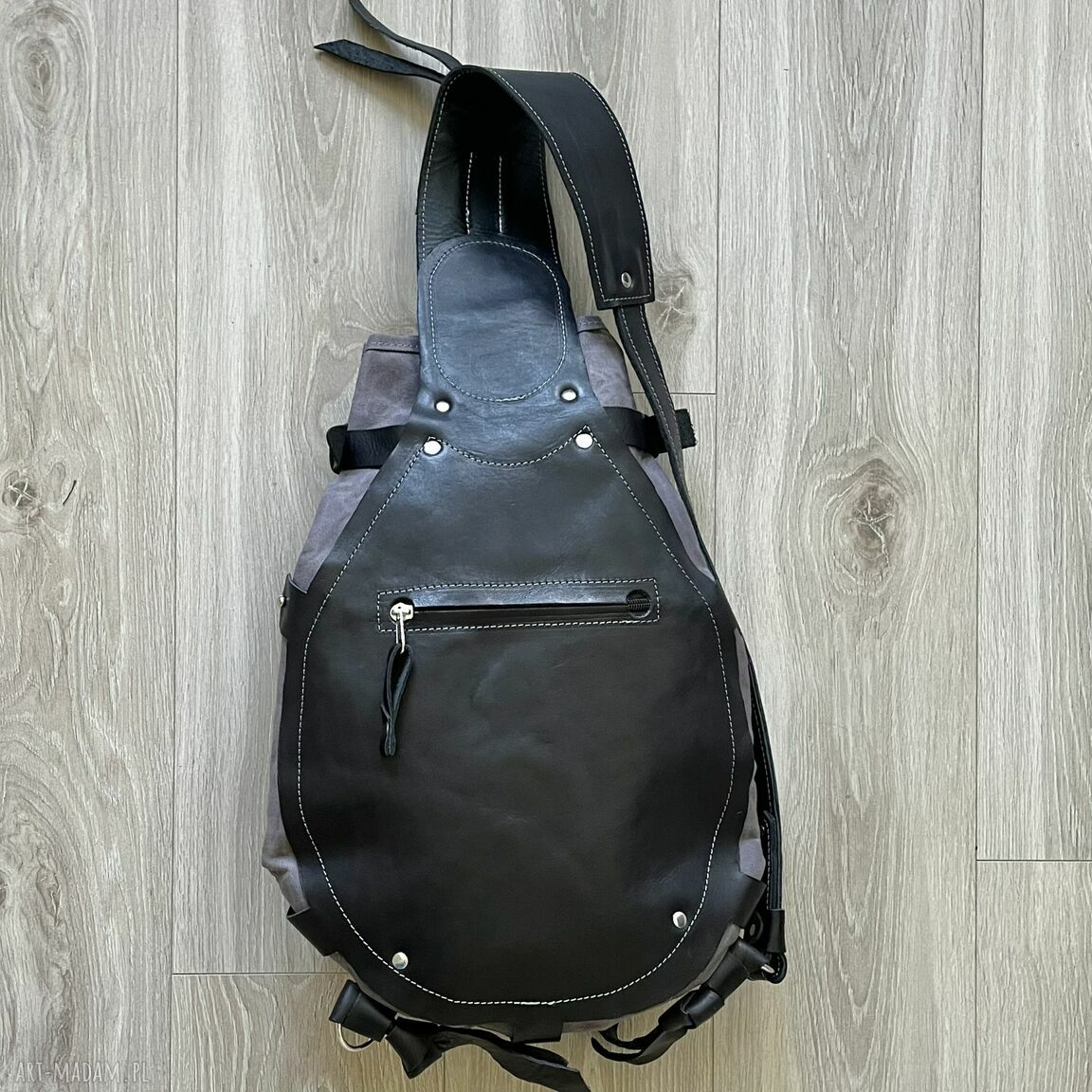 plecaki: Plecak „Bukłak” czarno szary ze skóry i bawełny woskowanej. ręcznie robione