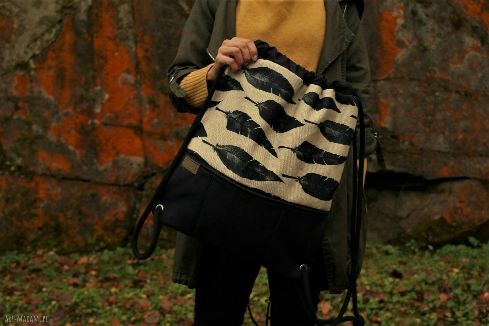 Plecak czerń nubuk piórka Hand Made