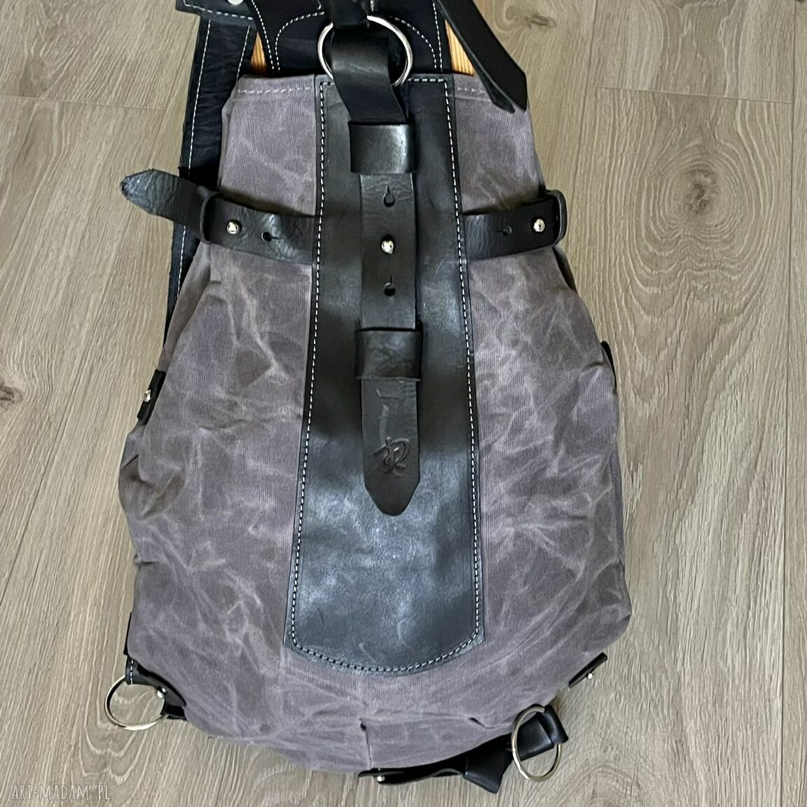 plecaki: Plecak „Bukłak” czarno szary ze skóry i bawełny woskowanej. ręcznie robione