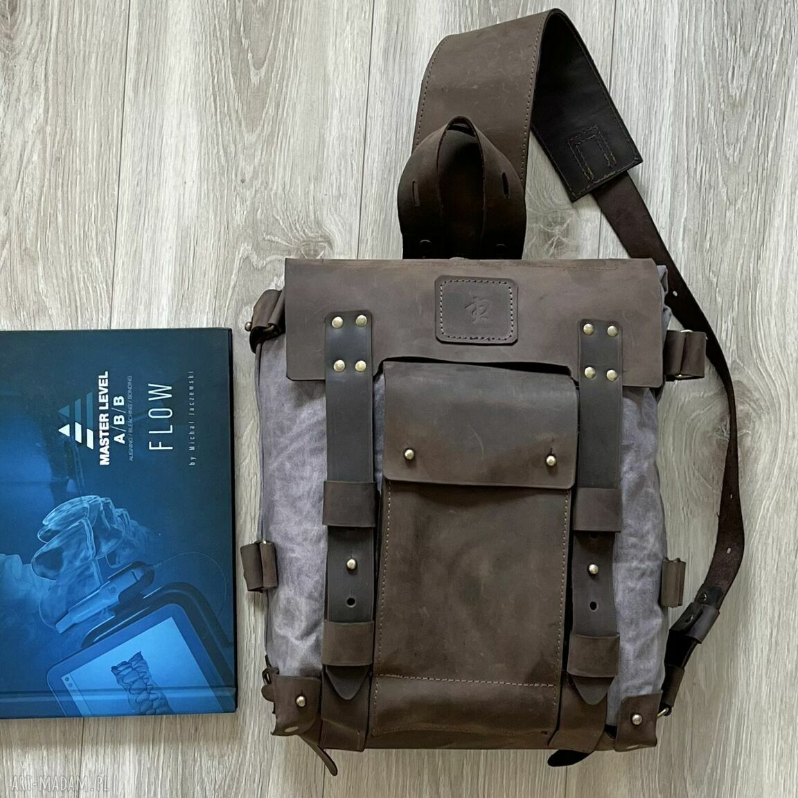 plecaki: Plecak na jedno ramie ze skóry i bawełny woskowanej szaro brązowy Vintage